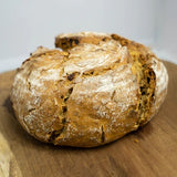 Dieses Bild zeigt ein frisch gebackenes Zwiebelbrot mit Röstzwiebeln  vom Bäcker
